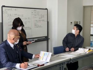 「おたのみやす」第３号の内容を決めるため、話し合いをホワイトボードに書きこまれているようす