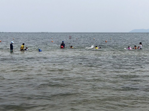 小森クラブ　活動のようす画像　琵琶湖で水遊び