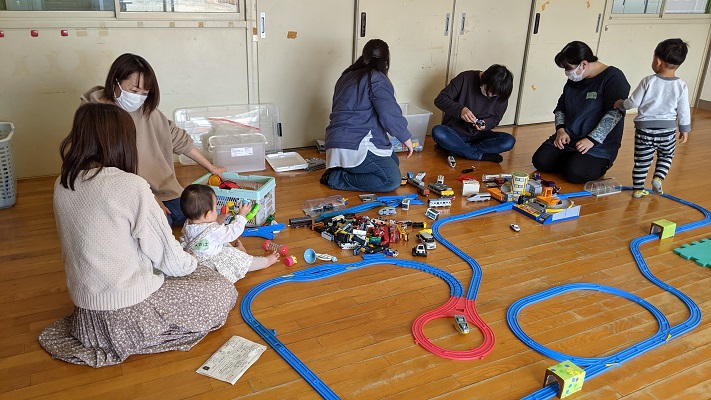 マムズファン活動の様子プラレールで遊ぼう