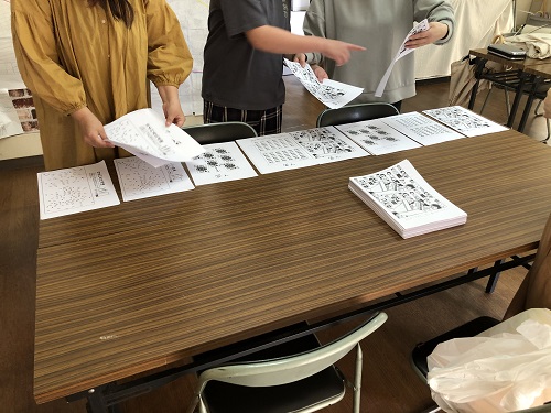 みんなのもうひとつのおうち「キュルア」活動のようす画像　大人と子どもが協力して、冊子づくりしているようす