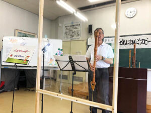 彦根にほんご教師会　バスリコーダー演奏のようす