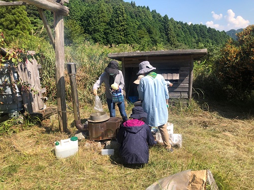 くぬぎの森自然遊び広場＆山の暮らし学校　ストーブで味噌汁の用意