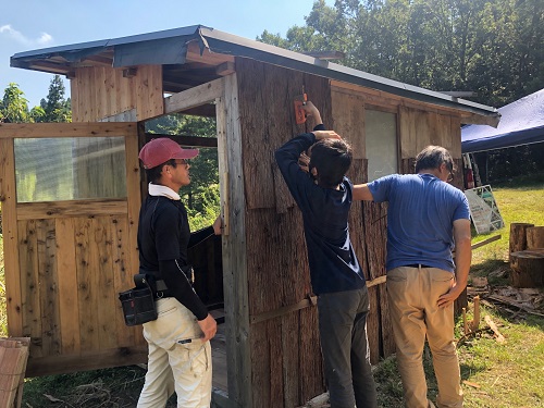 くぬぎの森自然遊び広場＆山の暮らし学校　バイオトイレ建設中の壁は檜皮葺き