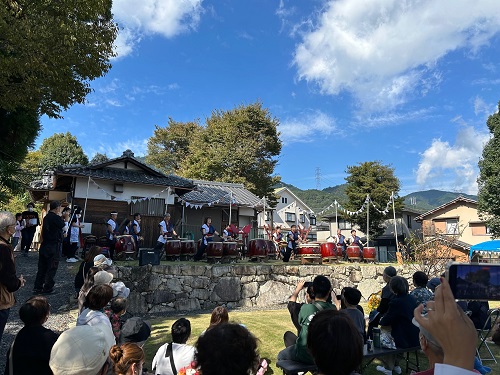 Petit Refrain（プチ・ルフラン）　太鼓の演奏　穴太積みの石垣がステージ