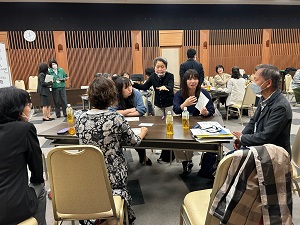 スタート集会　交流タイムにて手話通訳士の方が通訳中