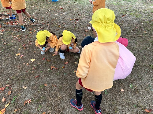 地域とアートプロジェクト実行委員会　カプセルに入れるものを公園で探す子どもたち