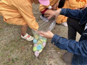 地域とアートプロジェクト実行委員会　カプセルを選ぶ子ども