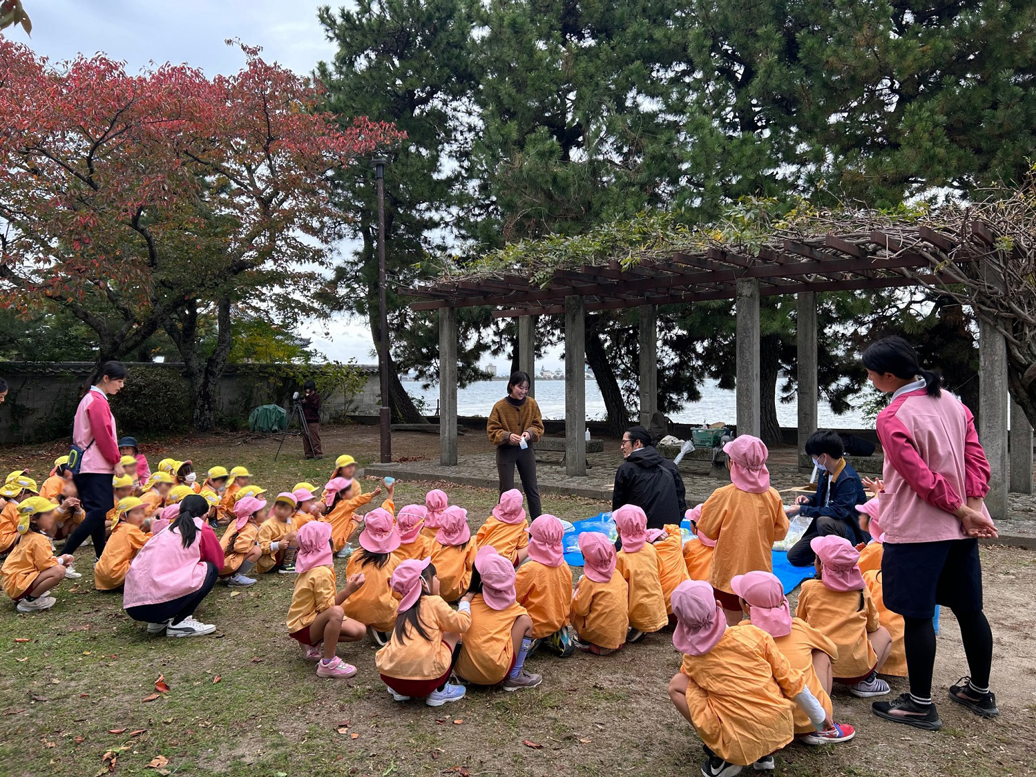 地域とアートプロジェクト実行委員会の、こども園の児童とのワークショップ