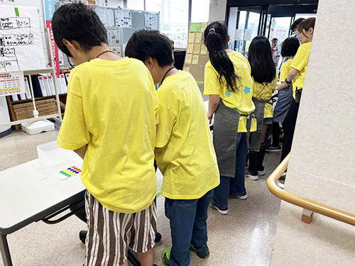 市民活動団体　すまいる　活動のようす　受付で待つ子ども実行委員