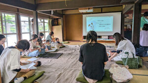 Birth For the Future@しが　活動のようす画像　会が始まる前、赤ちゃんとお母さんが座敷で座って待っているところ。赤ちゃんは寝ていたり、座っていたり。