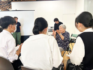 戦争体験を語り継ぐ会　活動のようす　講演後、高校新聞部からのインタビューを受ける「あっちゃん」