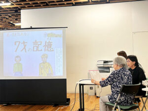 戦争体験を語り継ぐ会　活動のようす　絵本を朗読する平綱厚子さん