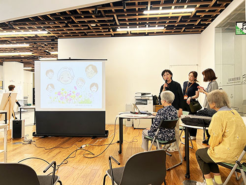 戦争体験を語り継ぐ会　活動のようす　会代表の河毛さんのごあいさつ