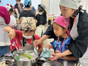 瀬田東国際交流クラブ　活動のようす画像　アクをすくい取る子どもたち