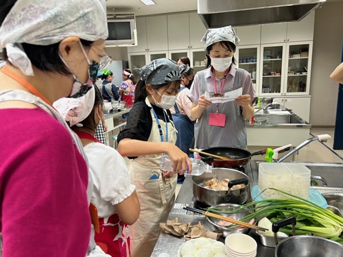 瀬田東国際交流クラブ　活動のようす画像　炭酸水を入れて肉をやわらかくする