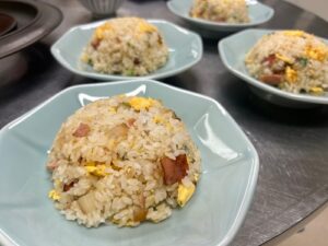 瀬田東国際交流クラブ　活動のようす画像　きれいに盛り付けられたチャーハン