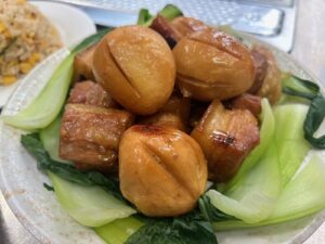 瀬田東国際交流クラブ　活動のようす画像　できあがりの豚の角煮と煮卵。付け合わせの青梗菜