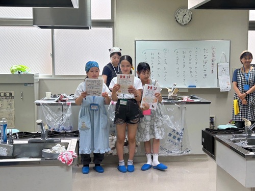 瀬田東国際交流クラブ　活動のようす画像　終わりの会の司会、6年生三人