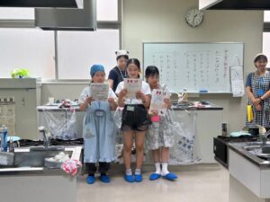 瀬田東国際交流クラブ　活動のようす画像　おわりの会の司会、小学六年生3人