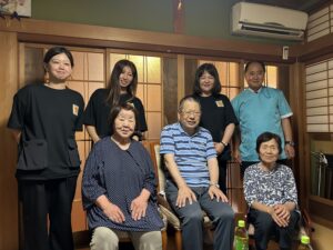 太陽十月の活動のようす画像　メンバーと利用者と、先輩団体アザレアの皆さんで