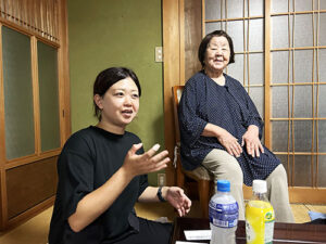 太陽十月の活動のようす画像　利用者でもある、薮内さんの祖母の伊地智きぬ江さん