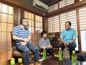 太陽十月の活動のようす画像　利用者の安井滋昭さんと、安井藤子さん親子