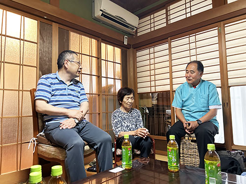 太陽十月の活動のようす画像　利用者の安井滋昭さんと、安井藤子さん親子