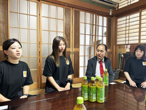 太陽十月の活動のようす画像　メンバー3人とアザレアの高畠さん