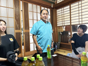 太陽十月の活動のようす画像　救急用のユニフォームを着た高畠さん