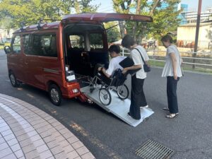 太陽十月の活動のようす画像　車いすの方を乗車させる訓練の場面