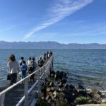 翔んでびわ湖の「大人のエコスクール」参加者の皆さんが、沖島を歩いてめぐる中で、びわ湖に突き出した桟橋まで出ていっているところ。