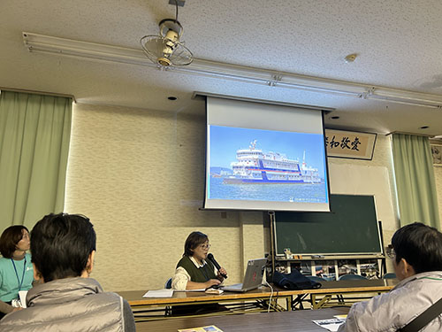 翔んでびわ湖の「大人のエコスクール」。メンバーの鶴田さんによる、スライド学習