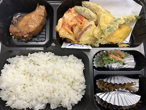 翔んでびわ湖の「大人のエコスクール」、ランチタイムに出た、沖島漁協婦人部、湖島婦貴（ことぶき）の会の皆さんのお弁当。