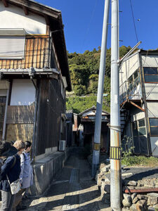 翔んでびわ湖の「大人のエコスクール」、細い路地を曲がって進む