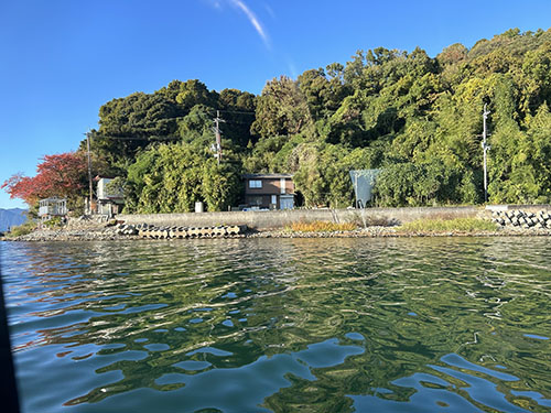 翔んでびわ湖の「大人のエコスクール」、チャーター船に乗り、沖島を一周。これは窓から見える岬