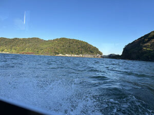 翔んでびわ湖の「大人のエコスクール」、島の北側に回ると、風と波が強くなってきた。先ほど歩いた桟橋が見える