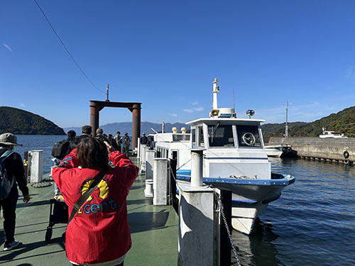 翔んでびわ湖の「大人のエコスクール」参加者の皆さんが、堀切港に接岸されているチャーター船に乗り込むところ