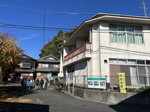 翔んでびわ湖の「大人のエコスクール」、沖島に上陸し、歩いてすぐのコミュニ手時センターへ移動中