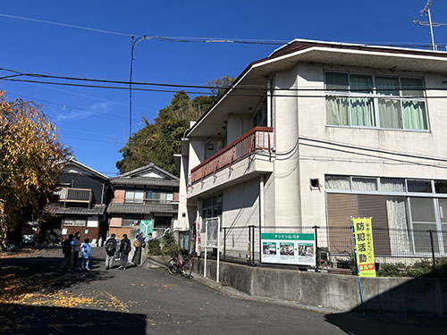 翔んでびわ湖の「大人のエコスクール」、沖島に上陸し、歩いてすぐのコミュニ手時センターへ移動中