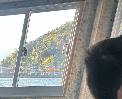 翔んでびわ湖の「大人のエコスクール」、チャーター船で島を一周してきた。沖島港の「もんてきて　沖島」の看板が見えている