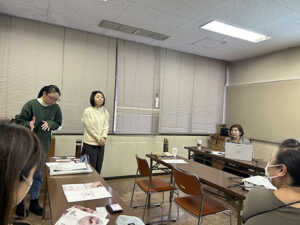 訪問型子育て支援　コウノトリ　活動のようす　講座最初にごあいさつするコウノトリのメンバー