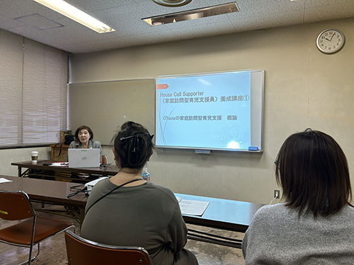 訪問型子育て支援　コウノトリ　活動のようす　熱心にお話を聞く受講生のみなさん