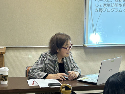 訪問型子育て支援　コウノトリ　活動のようす　講座講師の山田さん