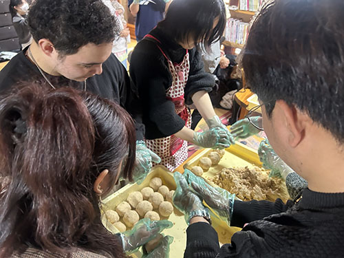食養サークル　朝晴れ　活動のようす画像　塩と米麹とつぶした大豆をよく混ぜてお団子にするところ