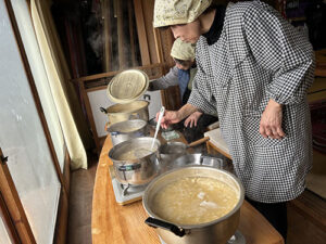 食養サークル　朝晴れ　活動のようす画像　代表　珠玖（しく）さんと、副代表の松崎さんが、大量の大豆をゆがいているところ