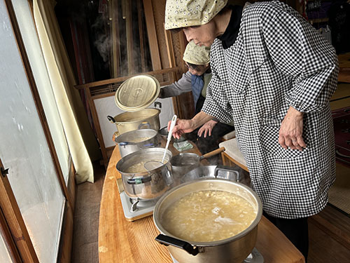 食養サークル　朝晴れ　活動のようす画像　代表　珠玖（しく）さんと、副代表の松崎さんが、大量の大豆をゆがいているところ