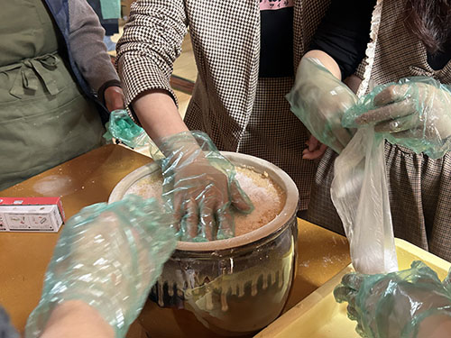 食養サークル　朝晴れ　活動のようす画像　陶器のカメにお団子を入れていく作業