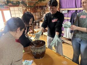 食養サークル　朝晴れ　活動のようす画像　仕込みの終わった味噌のカメに喜ぶ参加者