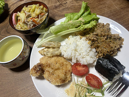 食養サークル 朝晴れ 活動のようす画像 主催の東近江国際交流協会の皆さんが作ってくださったランチプレートと味噌ラーメン