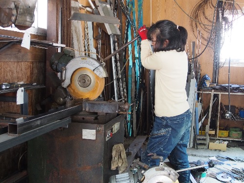 葛川共創ネットワーク　活動のようす画像　単管パイプを切断するところ